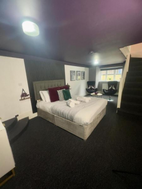 Spacious Duplex City Apartment with King Sized bed, Free onsite Parking, near utilita areana & icc